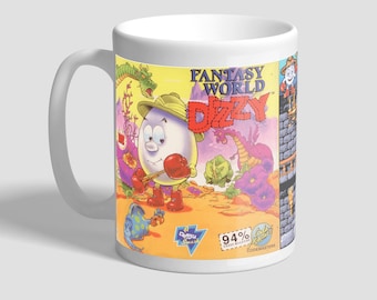 Può includere: Una tazza in ceramica bianca con un'illustrazione colorata di un personaggio di videogioco chiamato Dizzy dal gioco "Fantasy World Dizzy". La tazza presenta il titolo e il logo del gioco, insieme ad altri personaggi e paesaggi del gioco. La tazza è un ottimo regalo per i fan del gioco.