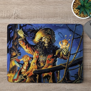 Może przedstawiać: Kolorowa ilustracja szkieletowego kapitana piratów z długą brodą i kapeluszem z czaszką i skrzyżowanymi kośćmi. Pirat trzyma w ręku małą, lalkową figurkę z igłą i nicią. Pirat stoi na pokładzie statku z linową drabiną i drewnianym masztem w tle.