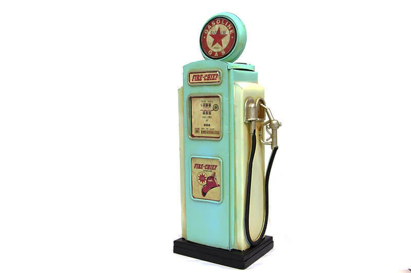 Silhouette pompe à essence vintage en carton pour une ambiance sixties