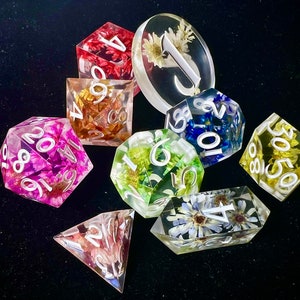 Prismatic Blooms - conjunto de dados de resina transparentes com flores coloridas e afiadas, feitos à mão, para D&D, D&D, Dungeons and Dragons e RPG