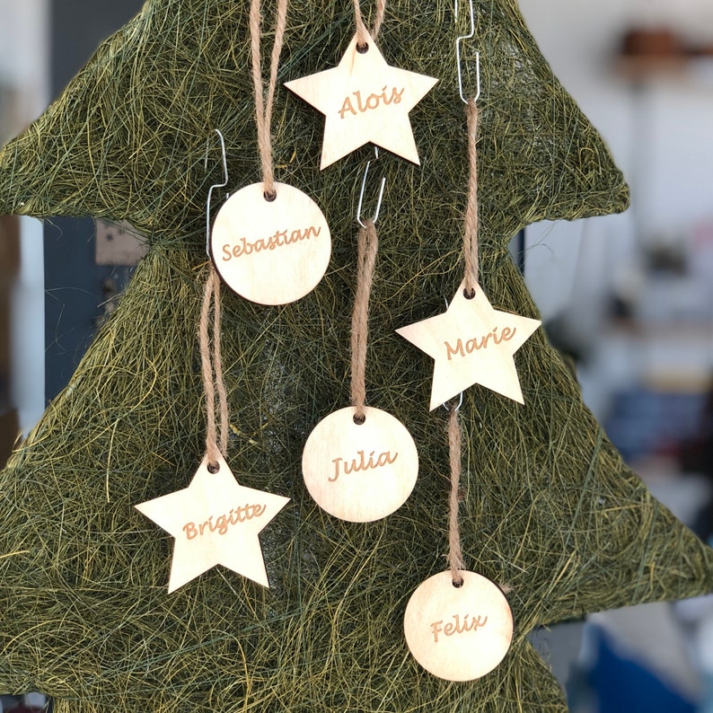 Weihnachtsbaum Anhänger personalisiert Set 6Stk. Weihnachten Geschenk Deko mit Wunsch Name aus Holz Hochzeit Servietten Bild 1