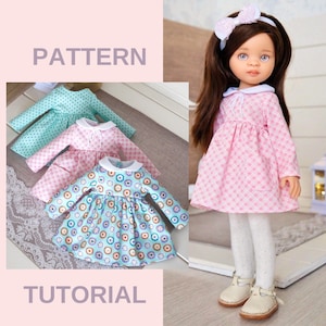 Puede incluir: Una muñeca con un vestido rosa a cuadros con cuello blanco y medias blancas. La imagen también muestra tres vestidos de muñeca con diferentes patrones y colores, incluyendo azul con estampado de rosquillas, rosa a cuadros y verde menta con lunares. Las palabras "PATTERN" y "TUTORIAL" son visibles.