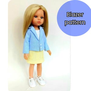以下が含まれることがあります： 水色のブレザー、黄色のスカート、白いスニーカーを履いた人形。人形は長い金髪で、白い背景の前に立っています。「Blazer pattern」というテキストが入った青い円が背景にあります。