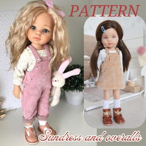Puede incluir: Dos muñecas vestidas con trajes hechos a mano. Una muñeca lleva un mono de pana rosa y una blusa floral, sosteniendo un conejito blanco. La otra muñeca lleva un vestido de verano de pana color canela. El texto dice "PATTERN" y "Sundress and overalls."