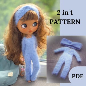 Può includere: Una bambola indossa una tuta e una fascia per capelli in maglia blu chiaro. L'immagine include un'immagine più piccola della tuta e della fascia. È visibile anche il testo "2 in 1 PATTERN" e "PDF".