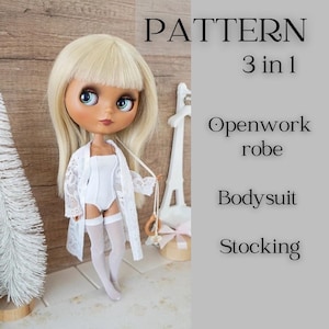 Könnte beinhalten: Eine Puppe trägt einen weißen Lochmuster-Bademantel, einen Body und Strümpfe. Die Puppe hat blondes Haar und große blaue Augen. Das Bild enthält den Text "PATTERN 3 in 1" und listet die im Muster enthaltenen Artikel auf.