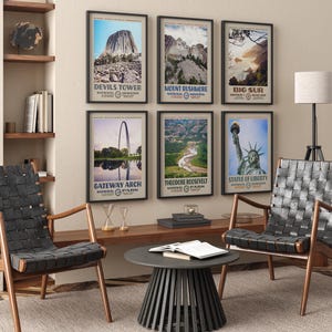 Pu&ograve; includere: Un set di sei stampe da parete incorniciate raffiguranti iconici monumenti americani, tra cui Devils Tower, Mount Rushmore, Big Sur, Gateway Arch, Theodore Roosevelt National Park e la Statua della Libert&agrave;, disposte su due file da tre.