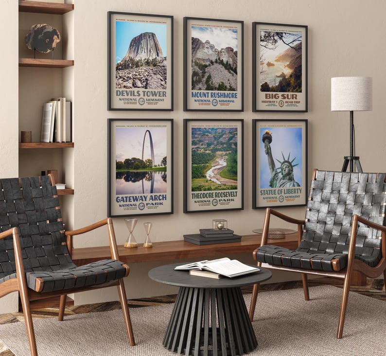 Pu&ograve; includere: Un set di sei stampe da parete incorniciate raffiguranti iconici monumenti americani, tra cui Devils Tower, Mount Rushmore, Big Sur, Gateway Arch, Theodore Roosevelt National Park e la Statua della Libert&agrave;, disposte su due file da tre.