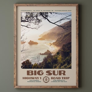 Poster per un viaggio in auto sulla Highway 1 a Big Sur • Stampa retrò del Parco Nazionale • Fotografia naturalistica artistica • Design vintage del Parco Nazionale • Tramonto sulla costa californiana immagine 1