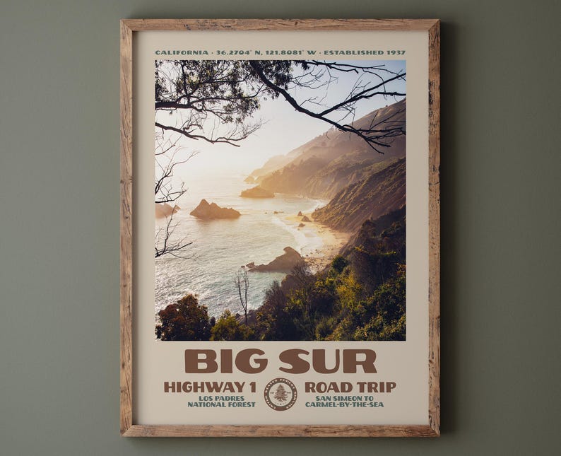 Poster per un viaggio in auto sulla Highway 1 a Big Sur • Stampa retrò del Parco Nazionale • Fotografia naturalistica artistica • Design vintage del Parco Nazionale • Tramonto sulla costa californiana immagine 1