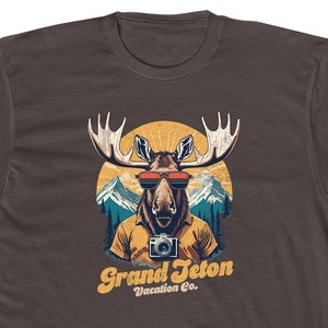 Grand Teton Urlaubs Co-T-Shirt für Männer • 100% Baumwolle Crew T-Shirt • Schokoladenbraun • Retro Nationalpark Grafik-T-Shirt