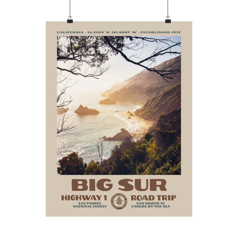 Poster per un viaggio in auto sulla Highway 1 a Big Sur • Stampa retrò del Parco Nazionale • Fotografia naturalistica artistica • Design vintage del Parco Nazionale • Tramonto sulla costa californiana immagine 10