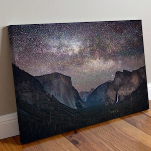 Yosemite Milchstraße Druck / Leinwand • Yosemite National Park Tunnel Ausblick • Nachthimmel Astrofotografie Fine Art • Original Poster von Nate Dunlap
