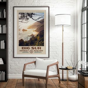Pu&ograve; includere: Un poster verticale incorniciato che presenta una fotografia panoramica della costa di Big Sur in California. La stampa include il testo BIG SUR, HIGHWAY 1 ROAD TRIP, LOS PADRES NATIONAL FOREST e SAN SIMEON TO CARMEL-BY-THE-SEA in marrone.