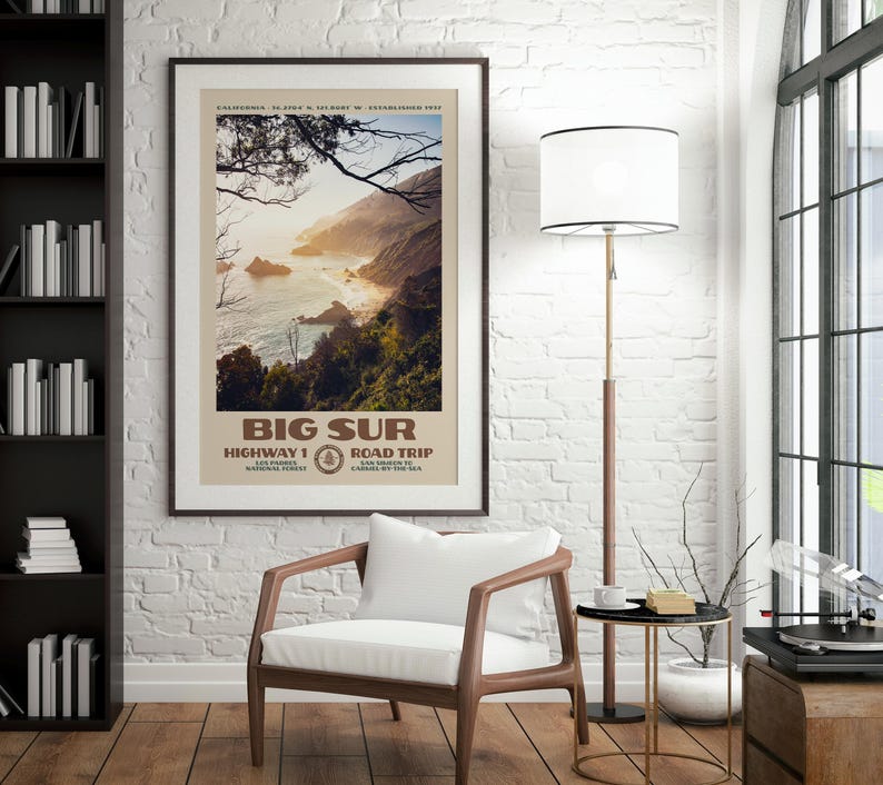 Pu&ograve; includere: Un poster verticale incorniciato che presenta una fotografia panoramica della costa di Big Sur in California. La stampa include il testo BIG SUR, HIGHWAY 1 ROAD TRIP, LOS PADRES NATIONAL FOREST e SAN SIMEON TO CARMEL-BY-THE-SEA in marrone.