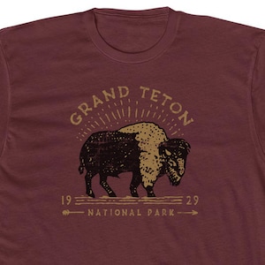 Grand Teton Nationalpark T-Shirt für Männer • 100% Baumwolle Crew T-Shirt • Kastanienbraun • Retro Bison Design