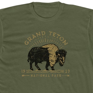 Grand Teton Nationalpark T-Shirt für Männer • 100% Baumwolle Crew T-Shirt • Armee-Grün • Retro-Design