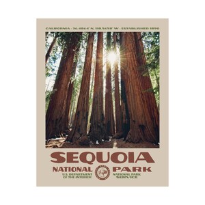 Póster del Parque Nacional Sequoia • Lámina retro del Servicio de Parques Nacionales • Fotografía artística de naturaleza • Decoración del hogar • Diseño vintage de parques nacionales • Árboles gigantes imagen 11