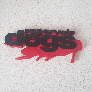 Op de afbeelding: Een 3D-geprint logo voor Reservoir Dogs, een populaire film, in rood en zwart.