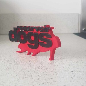 Op de afbeelding: Een rood 3D-geprint model van de filmtitel "Reservoir Dogs" met zwarte letters.