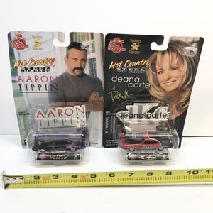 Auto de acero fundido a presión Hot Country - 1999 - Tip Top Entertainment - NUEVO EN INGLES - NASCAR