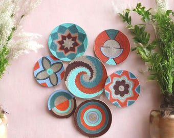 Decoración de pared bohemia hecha a mano: Platos de mimbre para pared