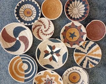 Wesiti Set di 14 cesti da parete intrecciati, decorazione bohémien, da appendere alla parete, in rattan, piatti e rotondi, in vimini e bambù