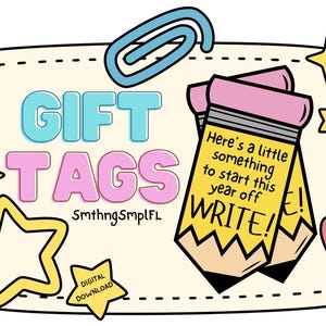 Puede incluir: Gráfico de descarga digital con las palabras "GIFT TAGS" en azul y rosa, adornado con un clip y estrellas. Dos etiquetas con forma de lápiz muestran el mensaje "Here's a little something to start this year off WRITE!" Un corazón y una estrella completan el diseño.