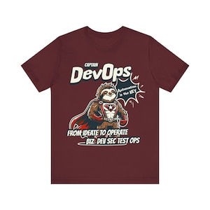 Könnte beinhalten: Ein maroonfarbenes T-Shirt mit einem Comic-Faultier, das ein Superhelden-Kostüm trägt. Der Text "CAPTAIN DevOps" befindet sich über dem Faultier, und der Text "Automation is the KEY" befindet sich in einer Sprechblase über dem Kopf des Faultiers. Der Text "FROM IDEATE TO OPERATE BIZ DEV SEC TEST OPS" befindet sich unter dem Faultier.