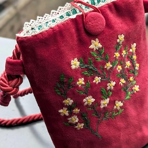 Bolsita de terciopelo con cordón, bordada a mano, bandolera con estampado floral rojo, bolso artesanal estilo cottagecore, regalo para el Día de la Madre.