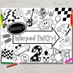 Może przedstawiać: Czarno-biała strona do kolorowania z motywem rock and rolla. Widnieje na niej napis "Danny's Warped Two'r!" oraz gitara, perkusja, deskorolka, czaszka i szachownica.
