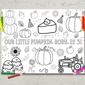 Pode incluir: Uma página para colorir em preto e branco com um tema de outono. A página apresenta abóboras, folhas, uma torta, um trator e o texto "Nossa pequena abóbora, Rory, tem 3 anos!"