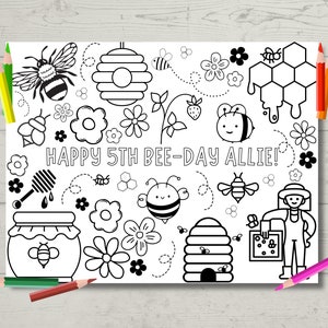 Peut inclure: Une page à colorier en noir et blanc avec un motif sur le thème des abeilles et le texte "Happy 5th Bee Day Allie!" La page comprend des abeilles, des ruches, des fleurs et un apiculteur.