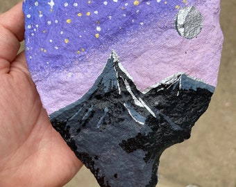 Cielo púrpura pintado de roca