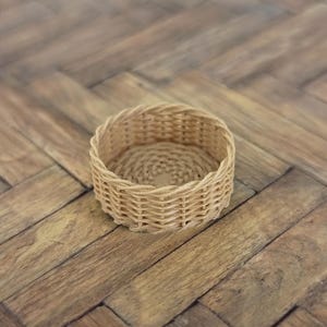 1:12 maßstabgetreues gewebtes rundes Korb Tablett in 4 Farben 3D gedruckt vom Künstler mit PLA Kunststoff