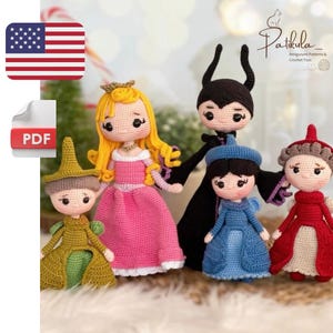 Op de afbeelding: Vijf gehaakte amigurumi poppen, waaronder een prinses in een roze jurk, een heks in een zwarte jurk, een meisje in een blauwe jurk, een meisje in een rode jurk en een jongen in een groene jurk. De poppen zijn allemaal handgemaakt en hebben gedetailleerde kenmerken.
