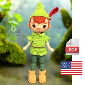 Puede incluir: Una muñeca amigurumi de ganchillo que representa un personaje con cabello naranja, vistiendo una túnica verde claro, mallas verde oscuro y botas color canela. La muñeca tiene un sombrero verde puntiagudo con una pluma roja y grandes ojos negros.