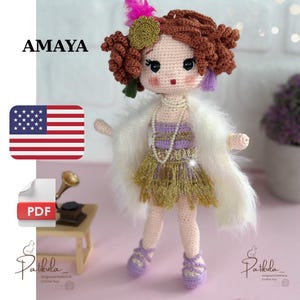Puede incluir: Patrón de muñeca de crochet para una flapper con un abrigo de piel blanco, un vestido morado y detalles dorados. El patrón se llama "Amaya" y está disponible para descargar en PDF.