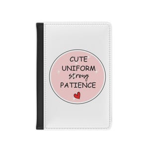 Leuke uniforme Strong Patience-paspoortomslag | ontwerp met verpleegsterbadge