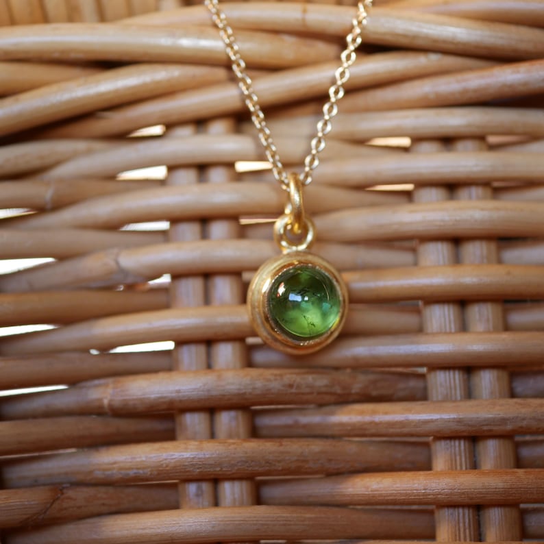 Colgante de oro de 900 con turmalina verde, colgante único hecho de oro macizo de 22k, colgante de turmalina hecho a mano por el orfebre. imagen 9