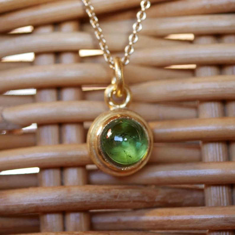Colgante de oro de 900 con turmalina verde, colgante único hecho de oro macizo de 22k, colgante de turmalina hecho a mano por el orfebre. imagen 1