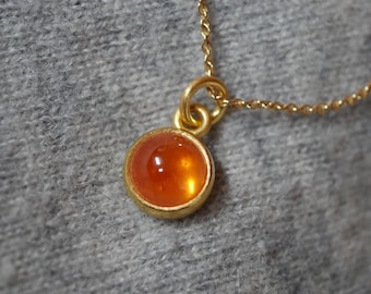 Colgante de oro de 900 con un vibrante granate mandarín, colgante único hecho de oro macizo de 22k, colgante de granate mandarín naranja, orfebre.