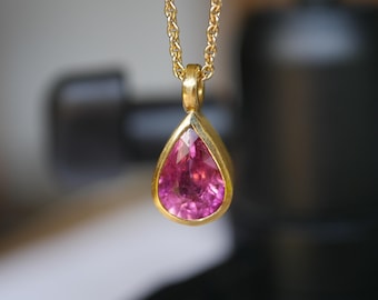Colgante de oro de 900 con turmalina rosa facetada en forma de lágrima, colgante de turmalina hecho de oro macizo de 22k, pieza única del orfebre.