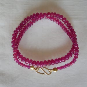 Rubinkette mit handgearbeitetem Hakenverschluss aus 750 Gold, Goldschmiedearbeit