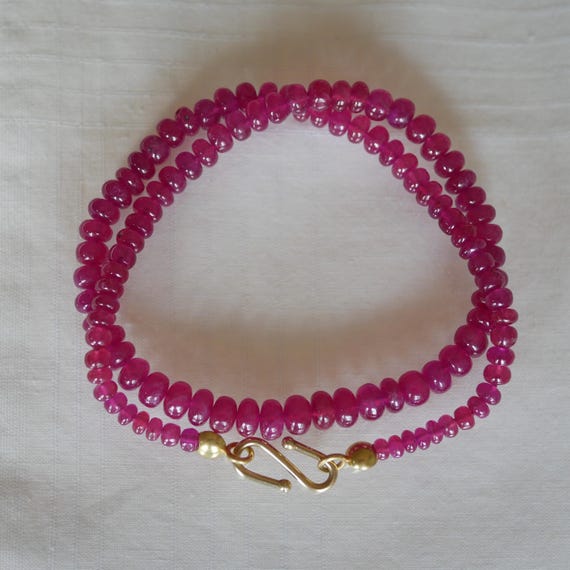 Rubinkette mit handgearbeitetem Hakenverschluss aus 750 Gold, Goldschmiedearbeit