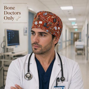 Op de afbeelding: Een rode medische scrub cap met een patroon van botten, medische instrumenten en tekst. De tekst "Bone Doctors Only" is bruin. Een persoon met een witte labjas en een stethoscoop is ook zichtbaar.