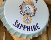 Bombay Sapphire Vintage Retro Metal Bottle Top 40cm Man Cave Girl Cave Bar Garden Hallway Wall Art Bottle Top Bottle Cap
