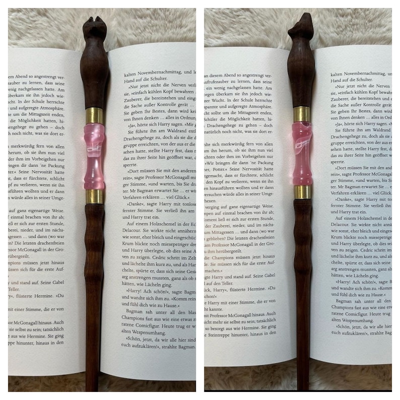 Pode incluir: Um close-up de uma varinha rosa e dourada com uma pega de madeira castanho. A varinha &eacute; feita de resina e tem um design detalhado. A varinha &eacute; um acess&oacute;rio popular para os f&atilde;s da s&eacute;rie Harry Potter.