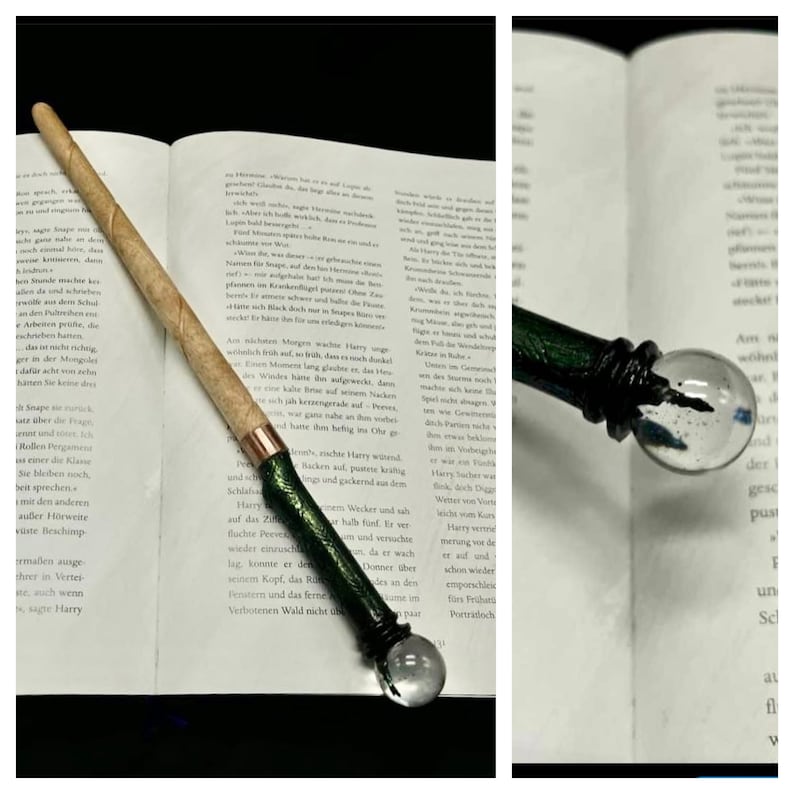 Pode incluir: Um close-up de uma varinha verde e marrom com uma bola de cristal transparente na ponta. A varinha est&aacute; sobre um livro com texto em alem&atilde;o.