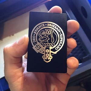 Tarjetas de membresía VIP personalizadas en metal negro/plateado. Servicio de grabado láser: ¡Cualquier diseño o texto! Tarjetas de membresía con código QR escaneable y credenciales de identificación.